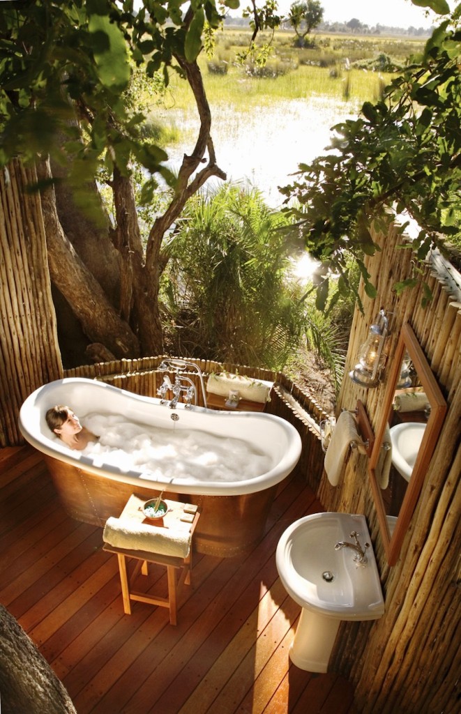 14. Amazing Tropical Bathroom Ideas