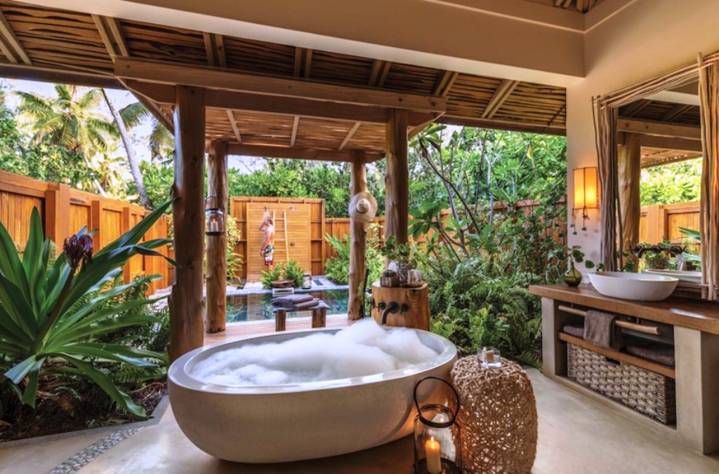28. Amazing Tropical Bathroom Ideas