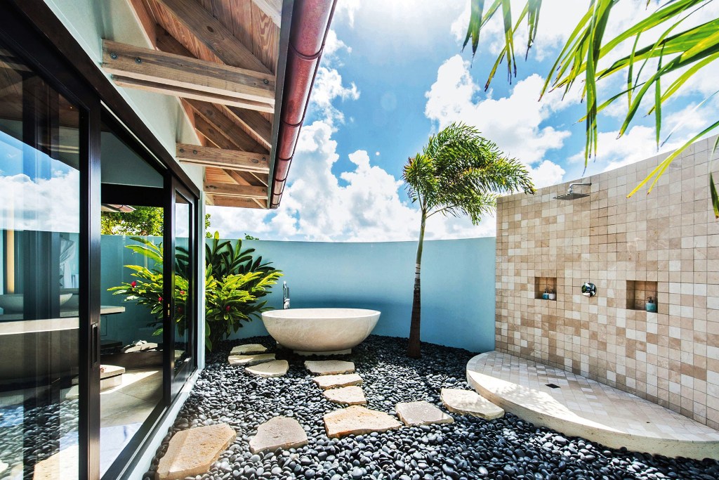 4-luxurious outdoor shower