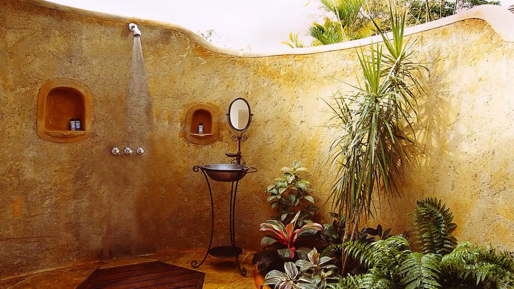 7-luxurious outdoor shower