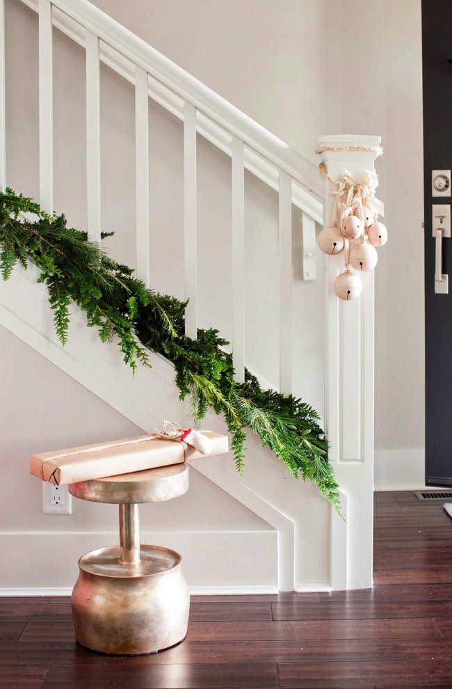 1-christmas-staircase-decorations