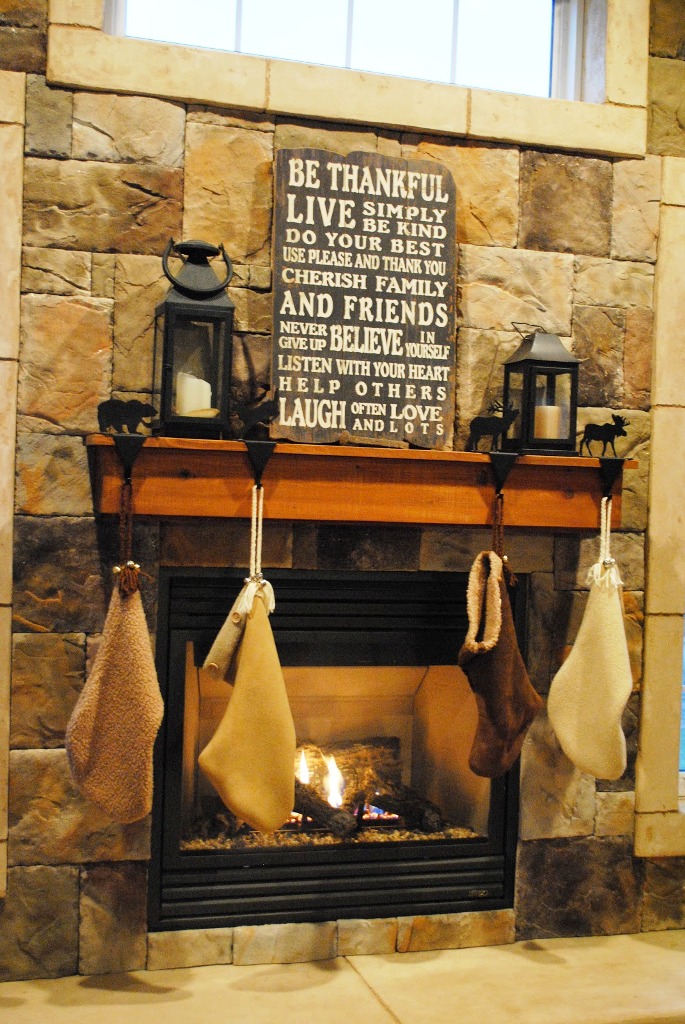 1-fireplace-mantel-decoration-ideas-for-christmas