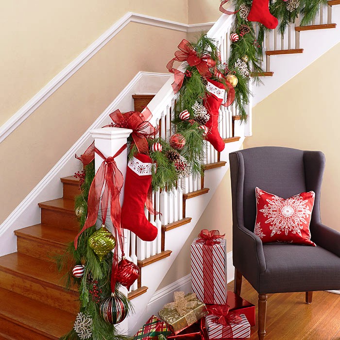 10-christmas-staircase-decorations