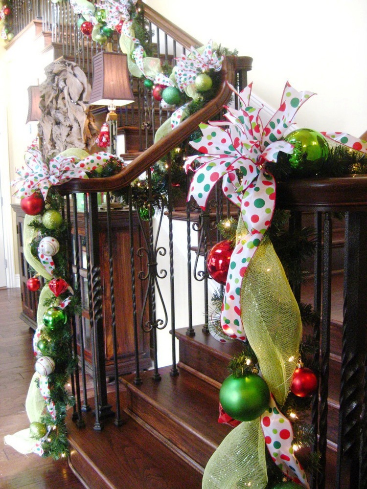 tunning Christmas Staircase Decorating Ideas