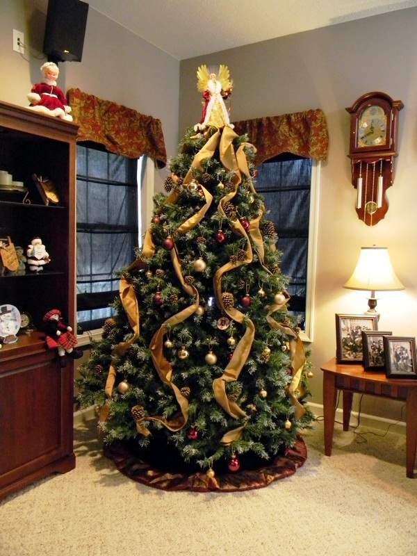 11-festive-christmas-tree-decorating-ideas