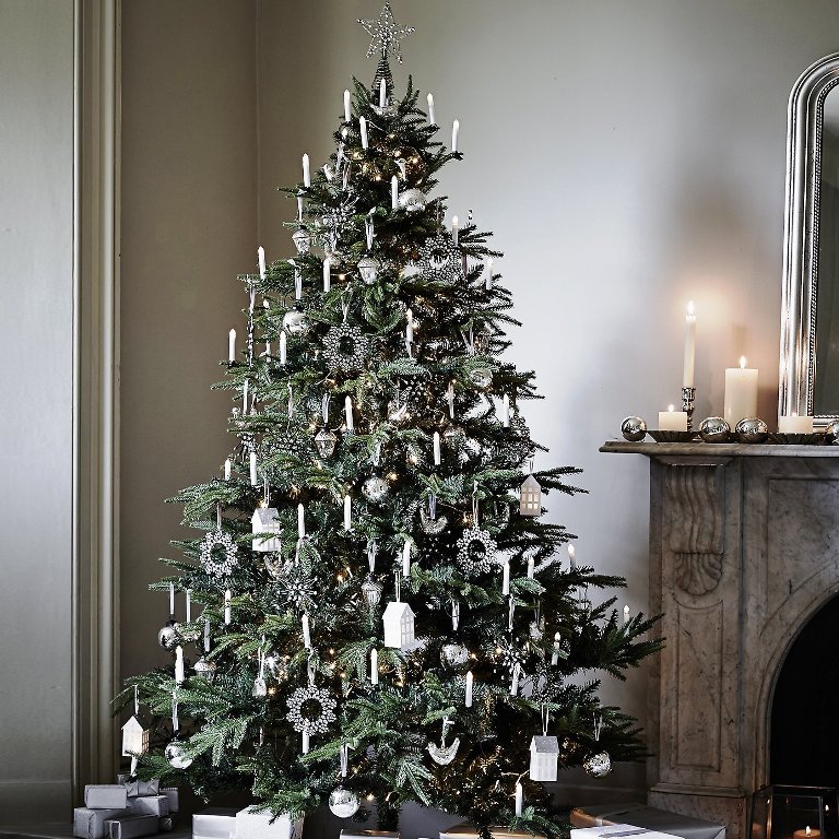 12-festive-christmas-tree-decorating-ideas