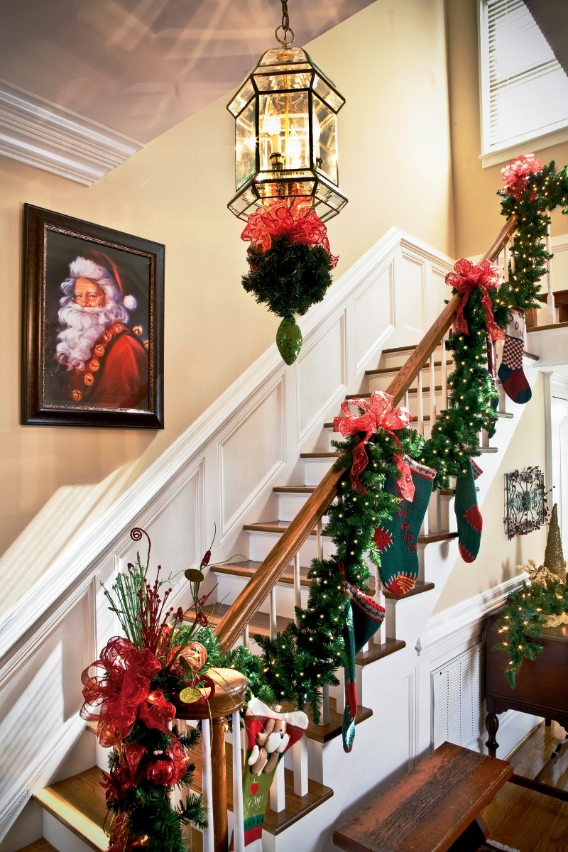16-christmas-staircase-decorations