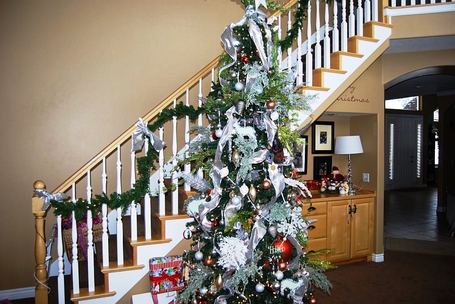 17-christmas-staircase-decorations