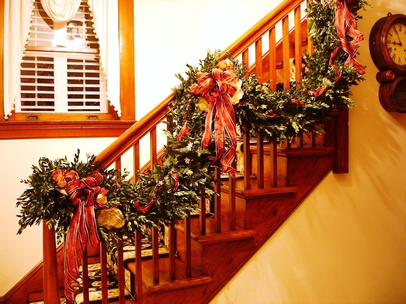 19-christmas-staircase-decorations