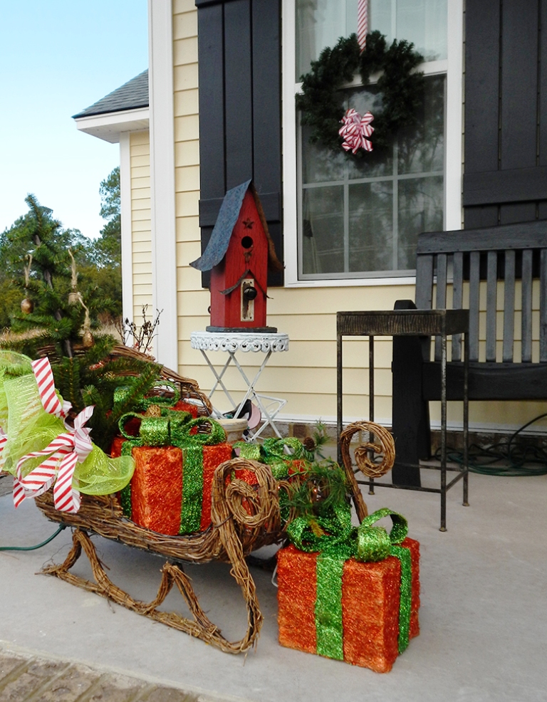 2-Christmas-Front-Porch-Decorating-Ideas