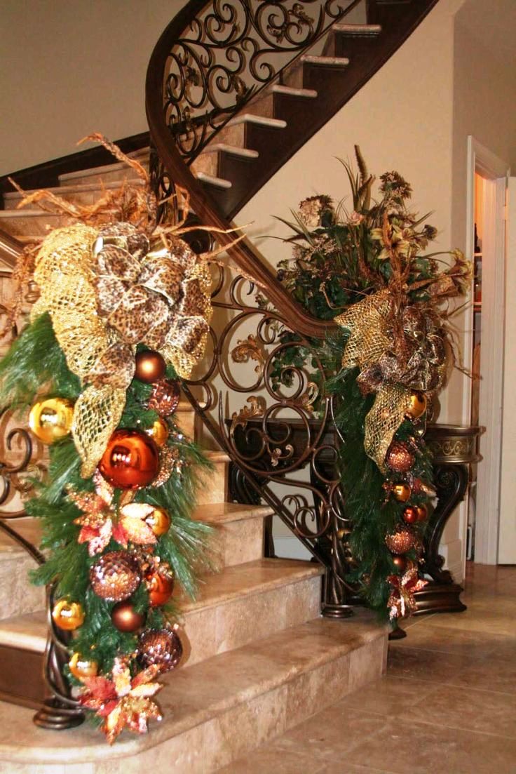 23-christmas-staircase-decorations