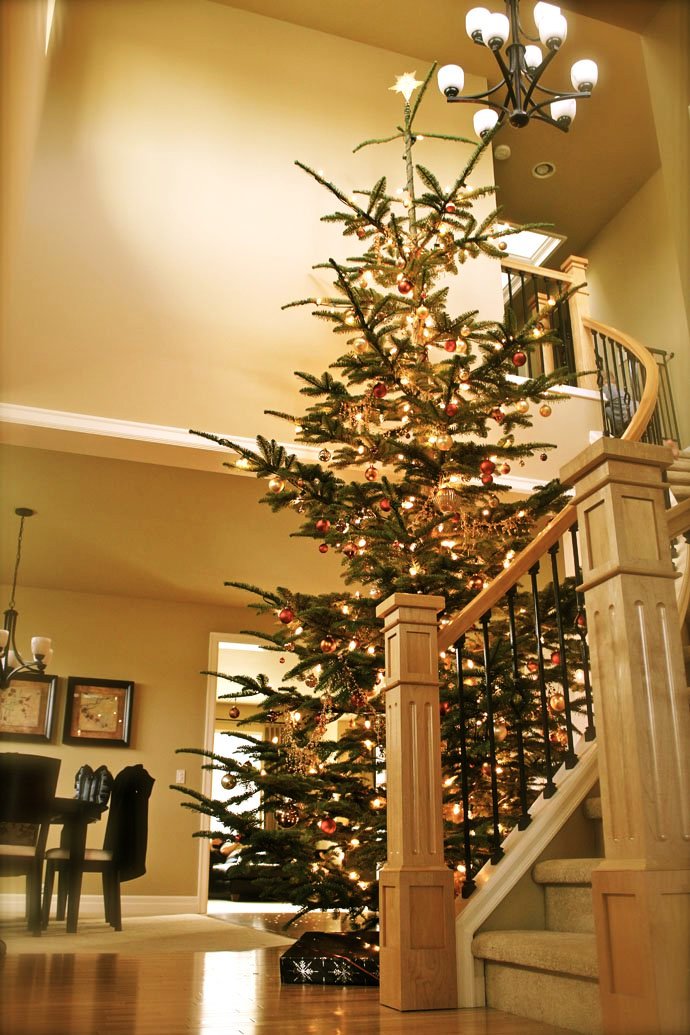 24-christmas-staircase-decorations