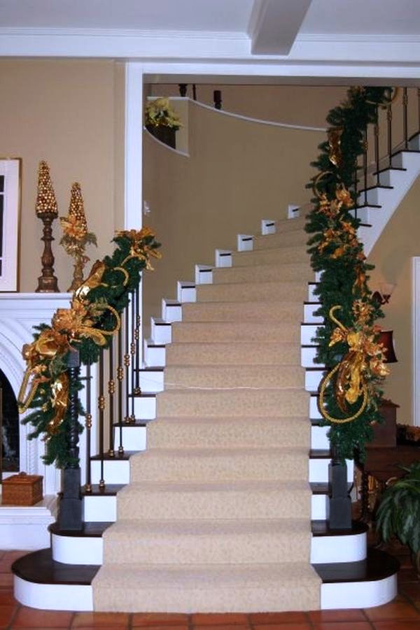 25-christmas-staircase-decorations