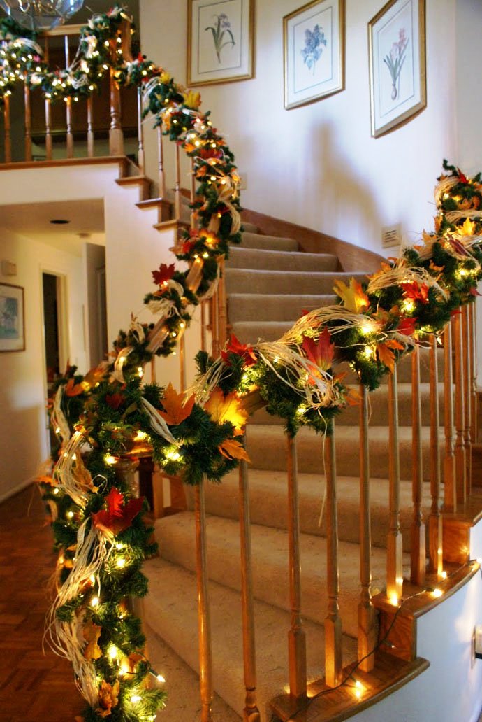 26-christmas-staircase-decorations