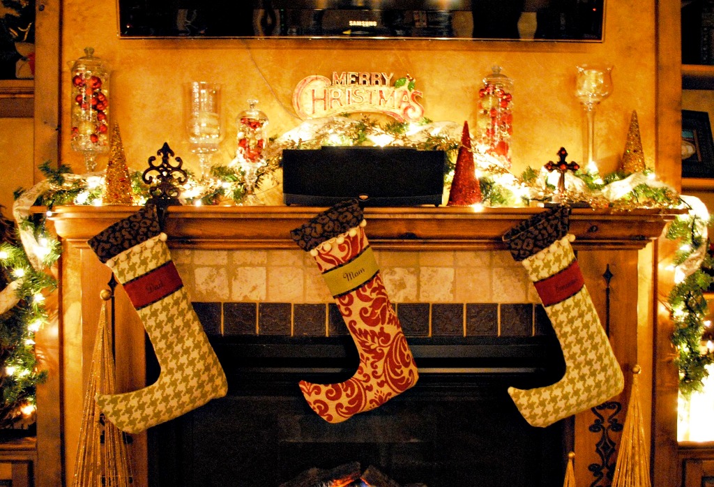 5-fireplace-mantel-decoration-ideas-for-christmas