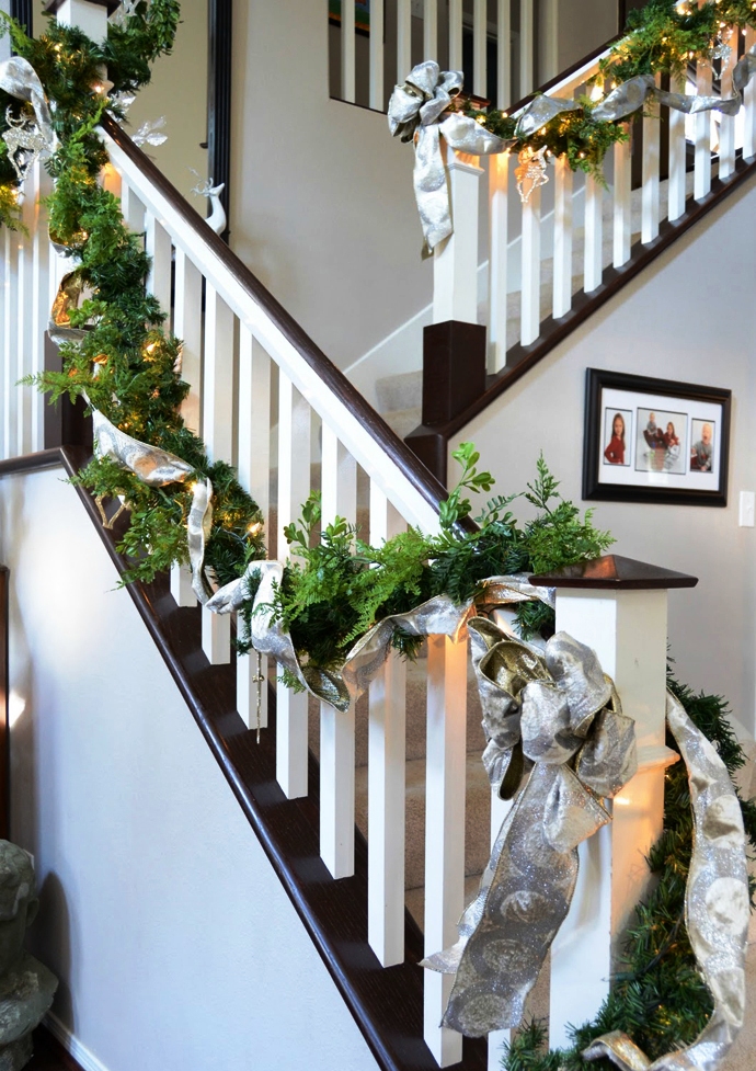 7-christmas-staircase-decorations