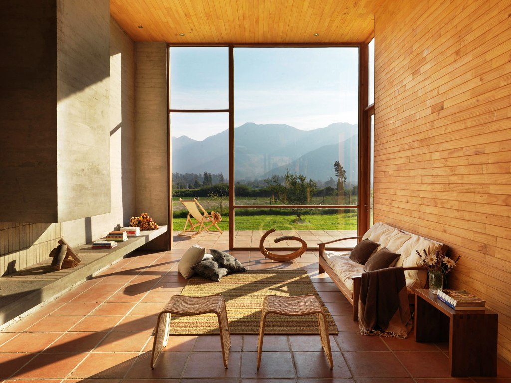 charming-minimalist-living-room-interiors-with-tall-windows