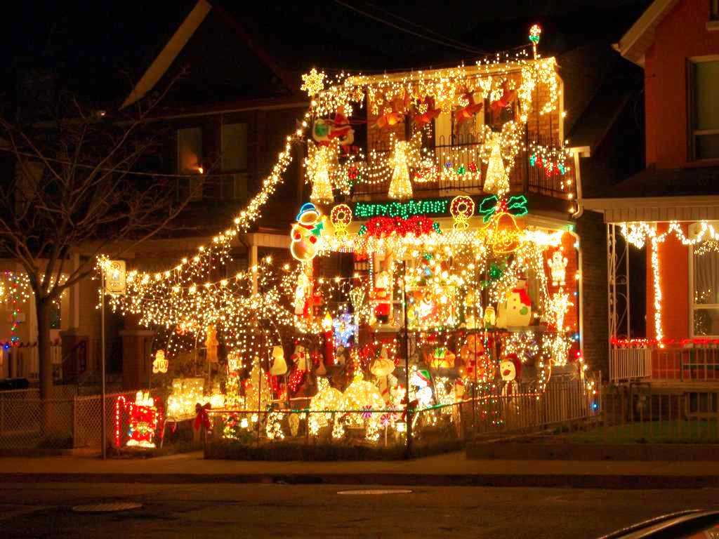 11-Christmas Decoration House