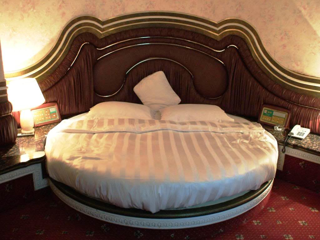 2-round-bed-design-ideas