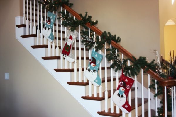 25 Ideas for Christmas Staircase Decorations