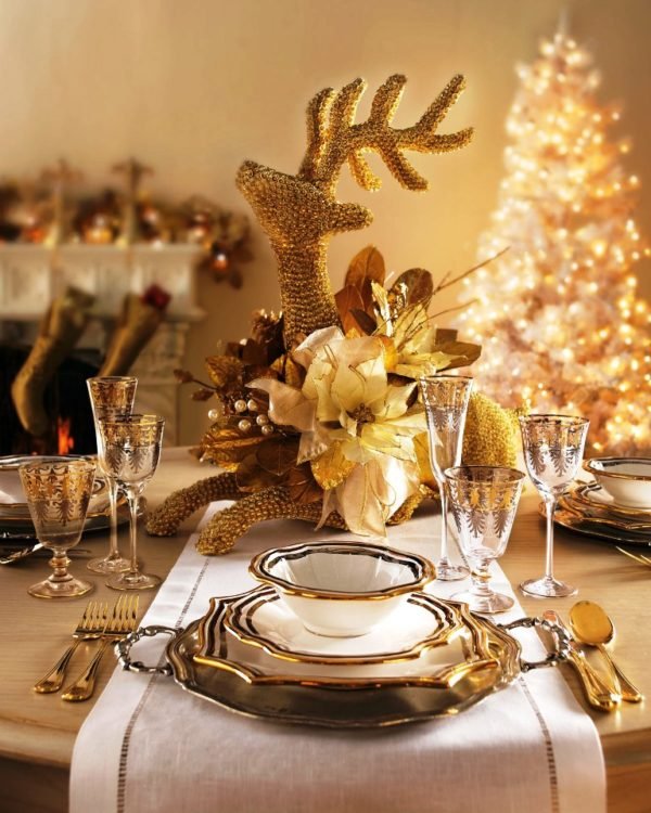 25 Ideas To Decorate Dining Table For Christmas - Instaloverz