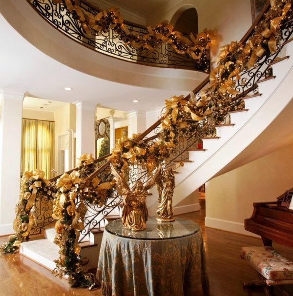 25 Ideas for Christmas Staircase Decorations