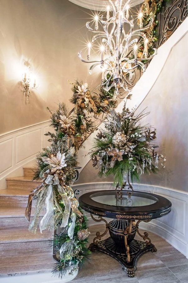 25 Ideas for Christmas Staircase Decorations