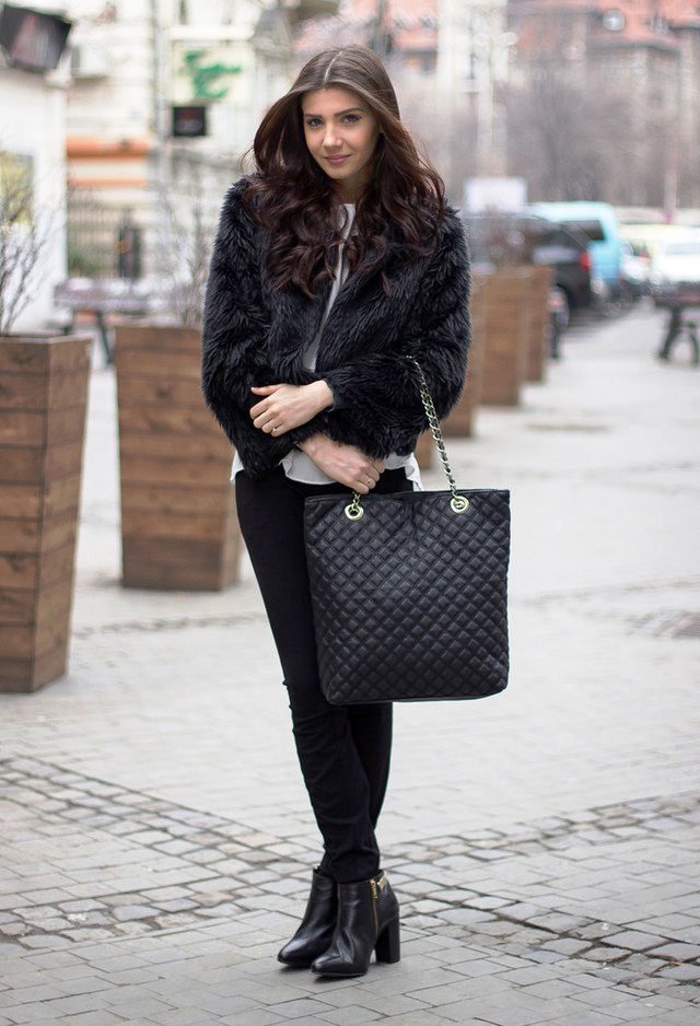 casual-black-outfit-idea-with-fur-coat