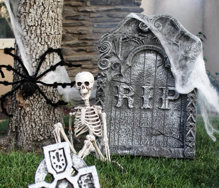 65 Best Halloween Outdoor Decoration Ideas For You - Instaloverz