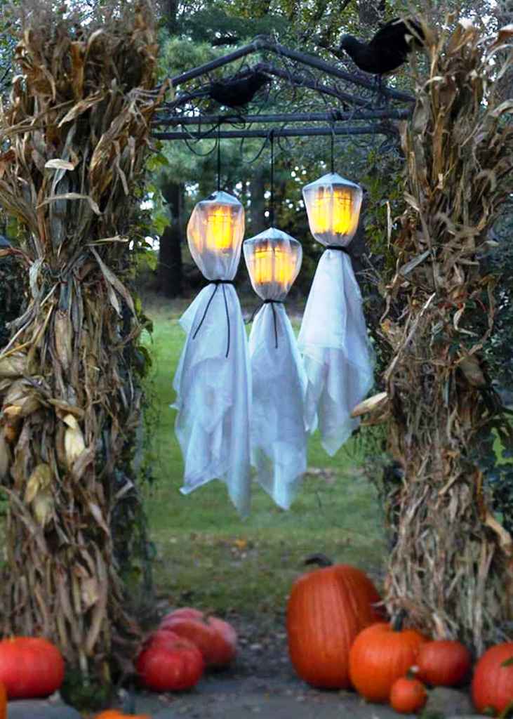 46. Halloween Outdoor Decorating Ideas