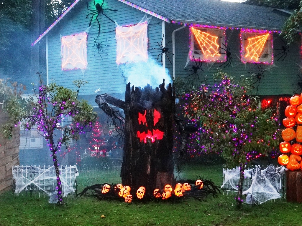 53. Outdoor Halloween Decoration