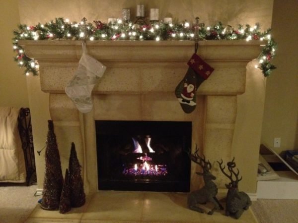 25 Stunning Christmas Fireplace Ideas To Try - Instaloverz