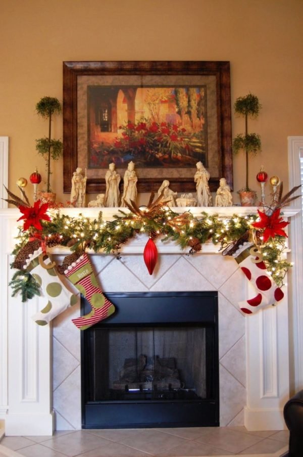 25 Stunning Christmas Fireplace Ideas To Try - Instaloverz