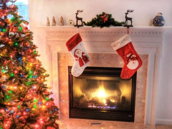 25 Stunning Christmas Fireplace Ideas To Try - Instaloverz