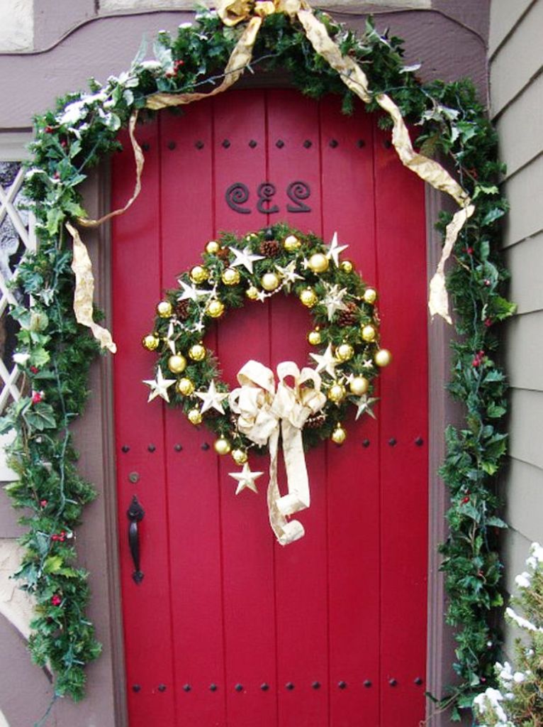 10-Christmas Door Decor