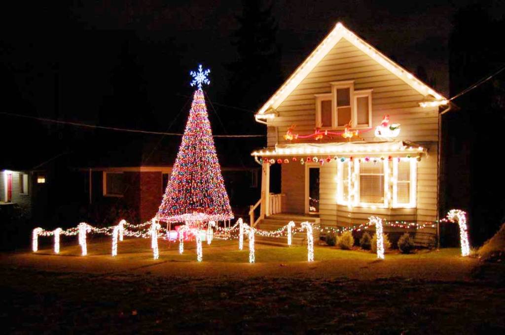 13-Christmas Decoration House