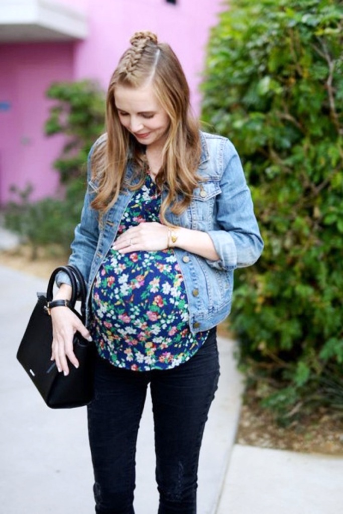 Jeans-12 Summer Baby Shower Outfit Ideas To Try Out